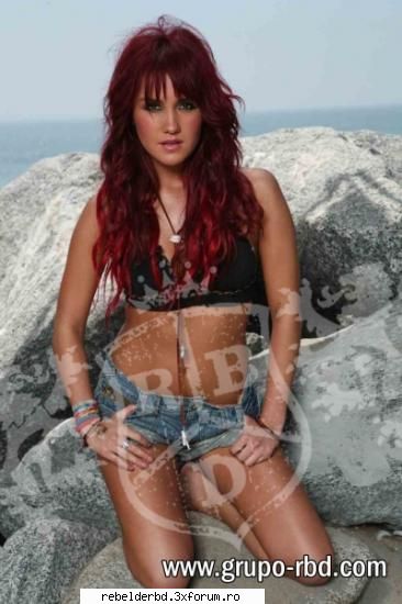 aici zici ca are parul maciuca :razz: poze cu dulce maria